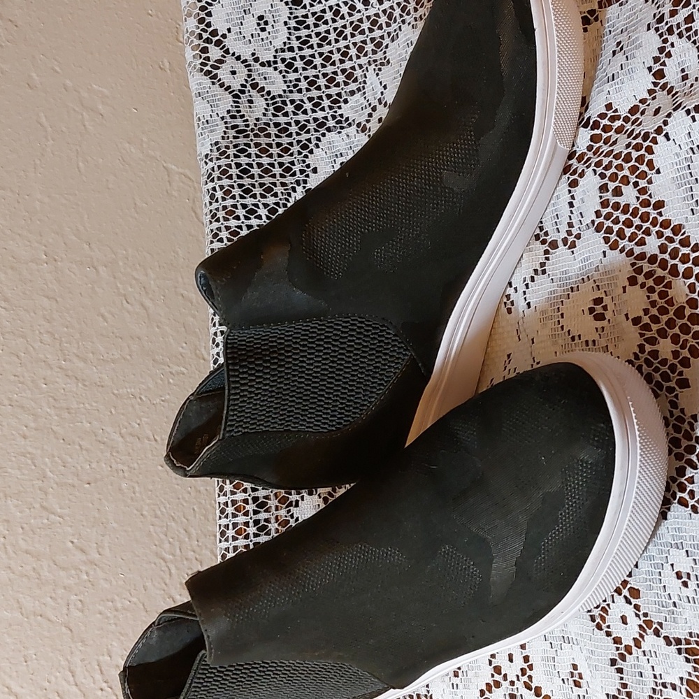 STEVE MADDEN Woman's camouflage pantern,ankle boots. Size 6. Pre-owned, like new